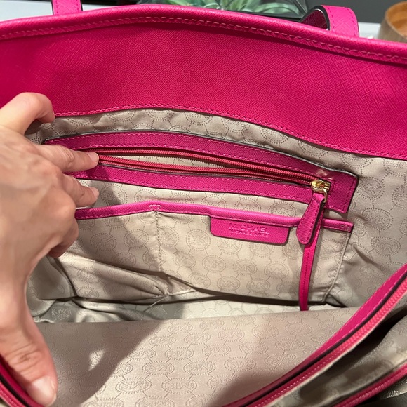 Michael Kors Jet Set Tote in Fuschia - Picture 5 of 9